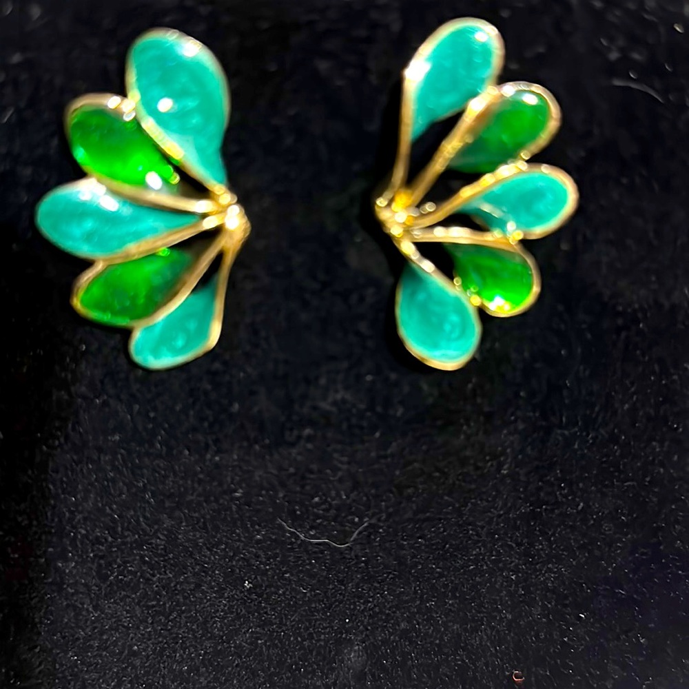 Vintage gold tone green enameled pierced earrings fan shaped (468)